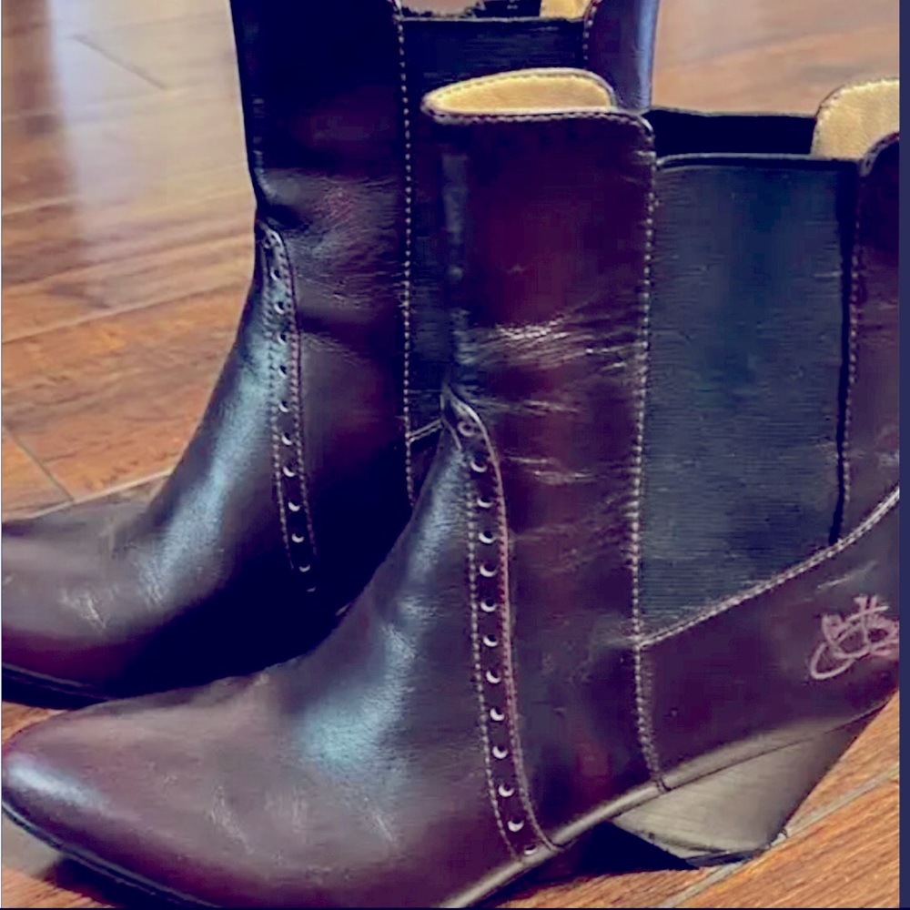 Fluevog Purpose intent mid height Chelsea boots. Purple. Excellent condition